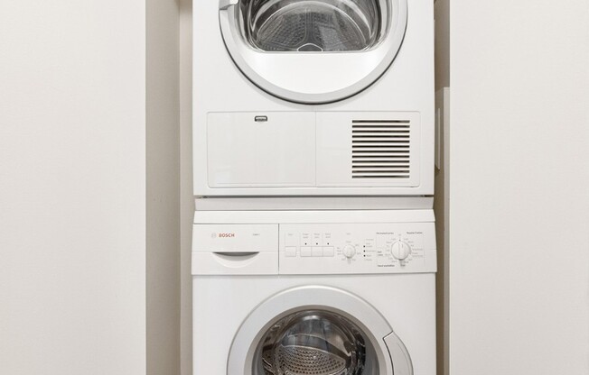 2 beds, 1.5 baths, $7,300, Unit 17E